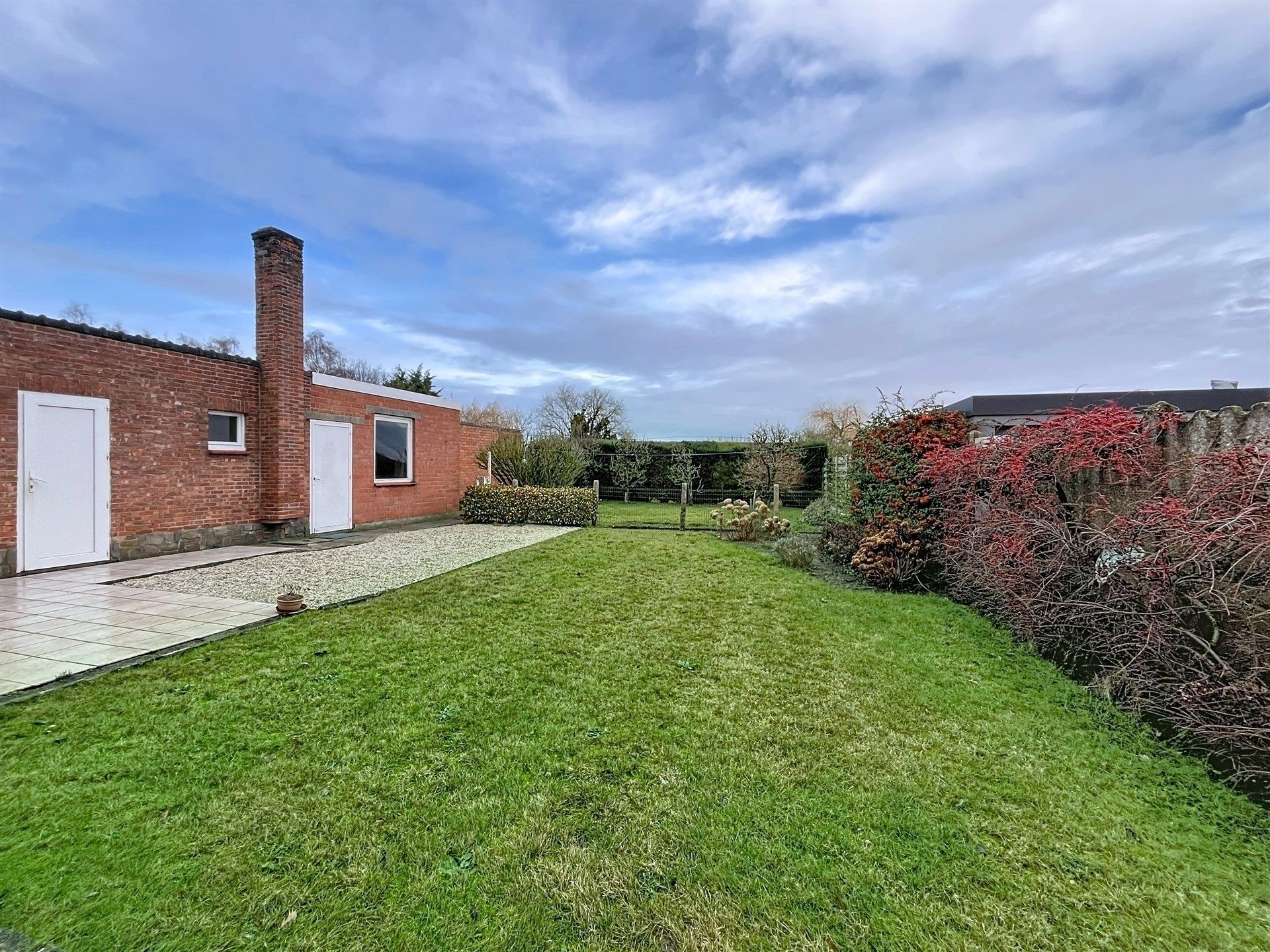 Ruime woning met 3 slaapkamers en grote garage op perceel van 1148 m² met zicht op oneindig groen.  foto 14