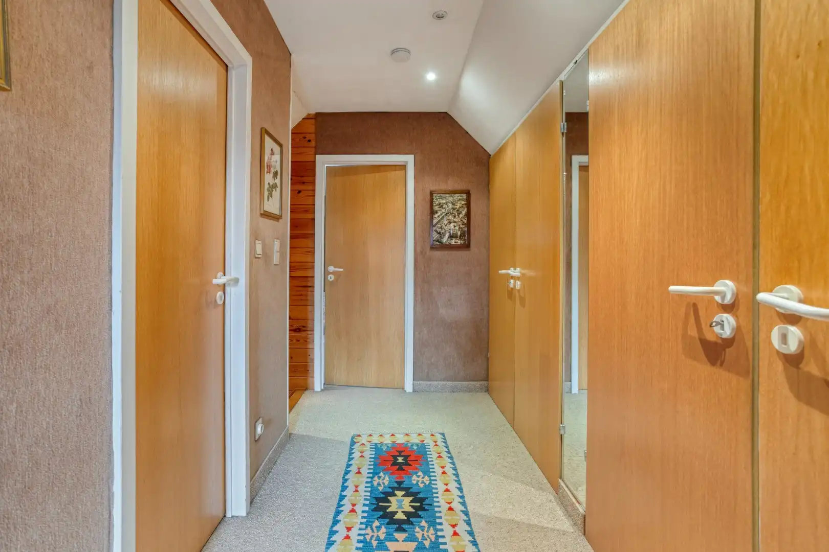 Alleenstaande woning met 2 slaapkamers, garage en grote tuin - verscholen in het groen. foto 17