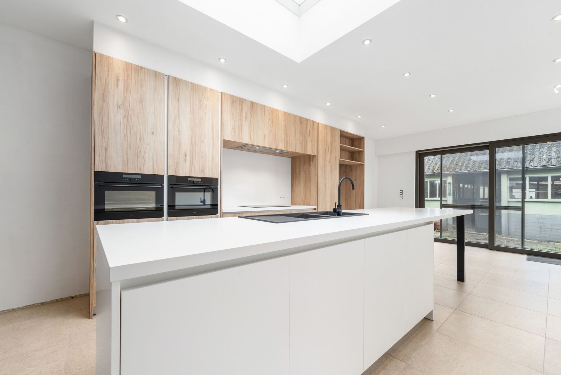 TE KOOP - Ruime deels gerenoveerde woning van 280m²  foto 3