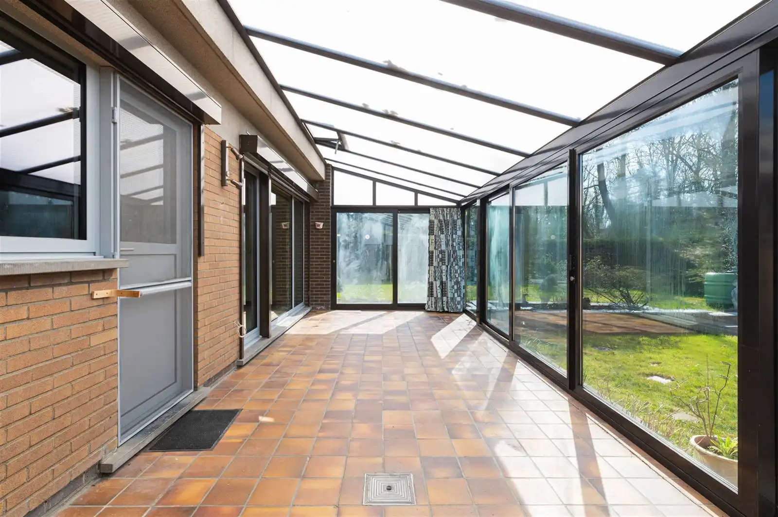 Halfopen bungalow met zonnige ruime tuin foto 7