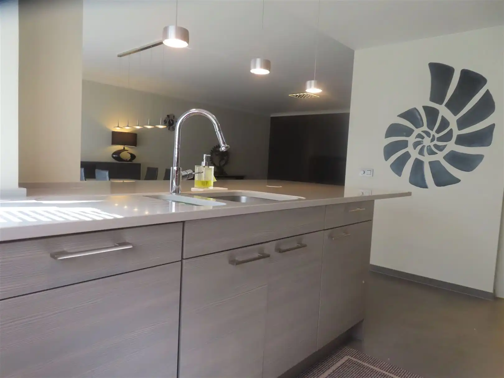 Luxueus gemeubeld 3-slaapkamerappartement met garage foto 8