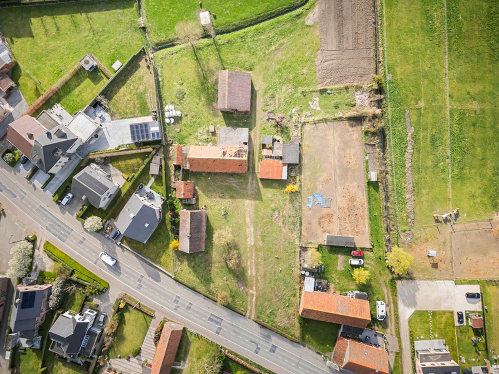 Hoeve met bijgebouwen op circa 1,2 ha foto 3