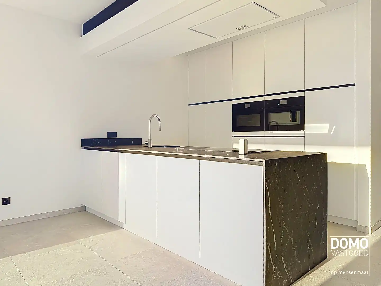 HOOGWAARDIG AFGEWERKT APPARTEMENT VAN 134M² MET 2 SLAAPKAMERS, RUIM TERRAS EN PARKEERPLAATS TE CENTRUM TUILT foto 3