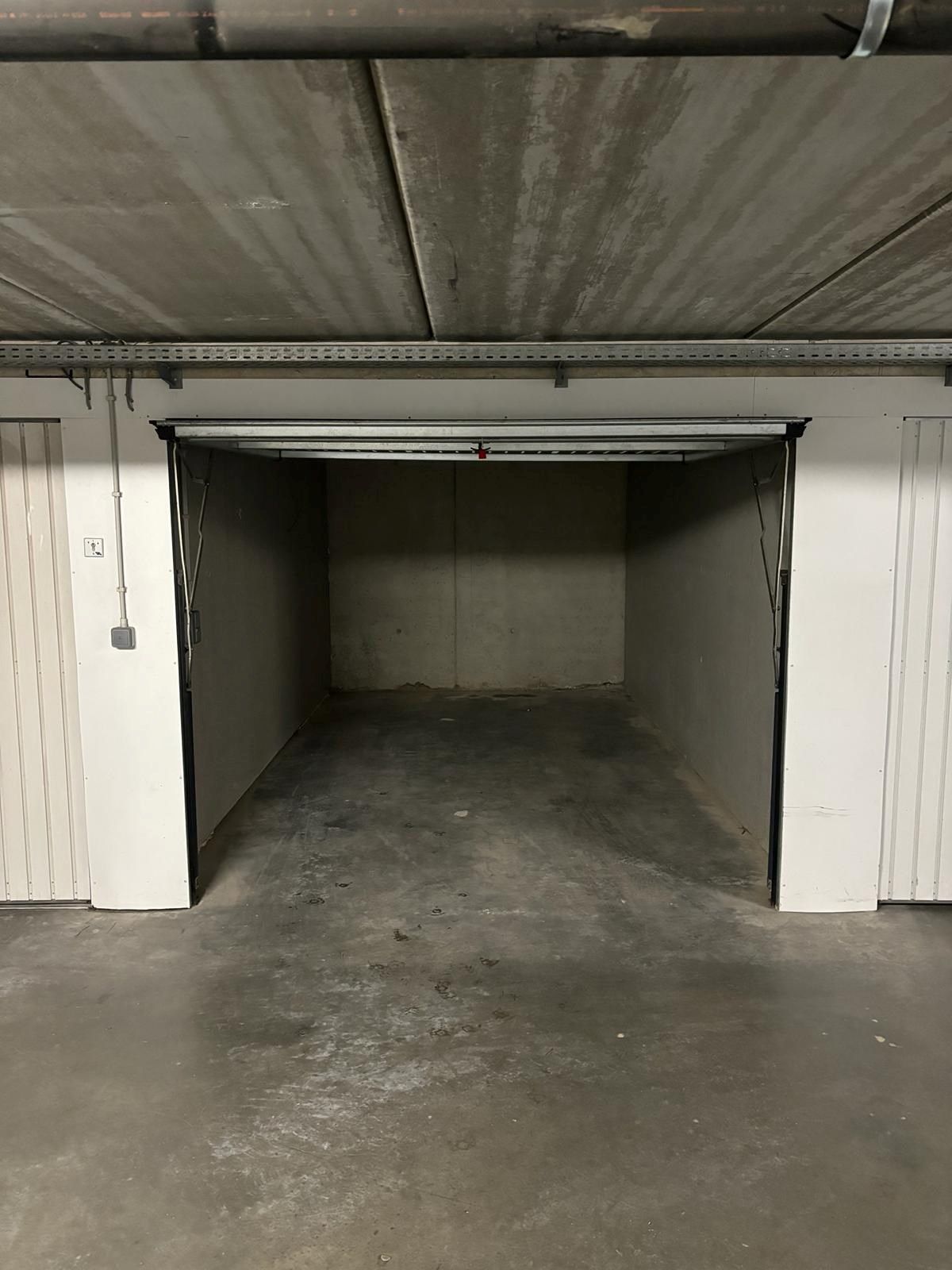 Gesloten garagebox nabij het zwembad van Oostende foto {{pictureIndex}}
