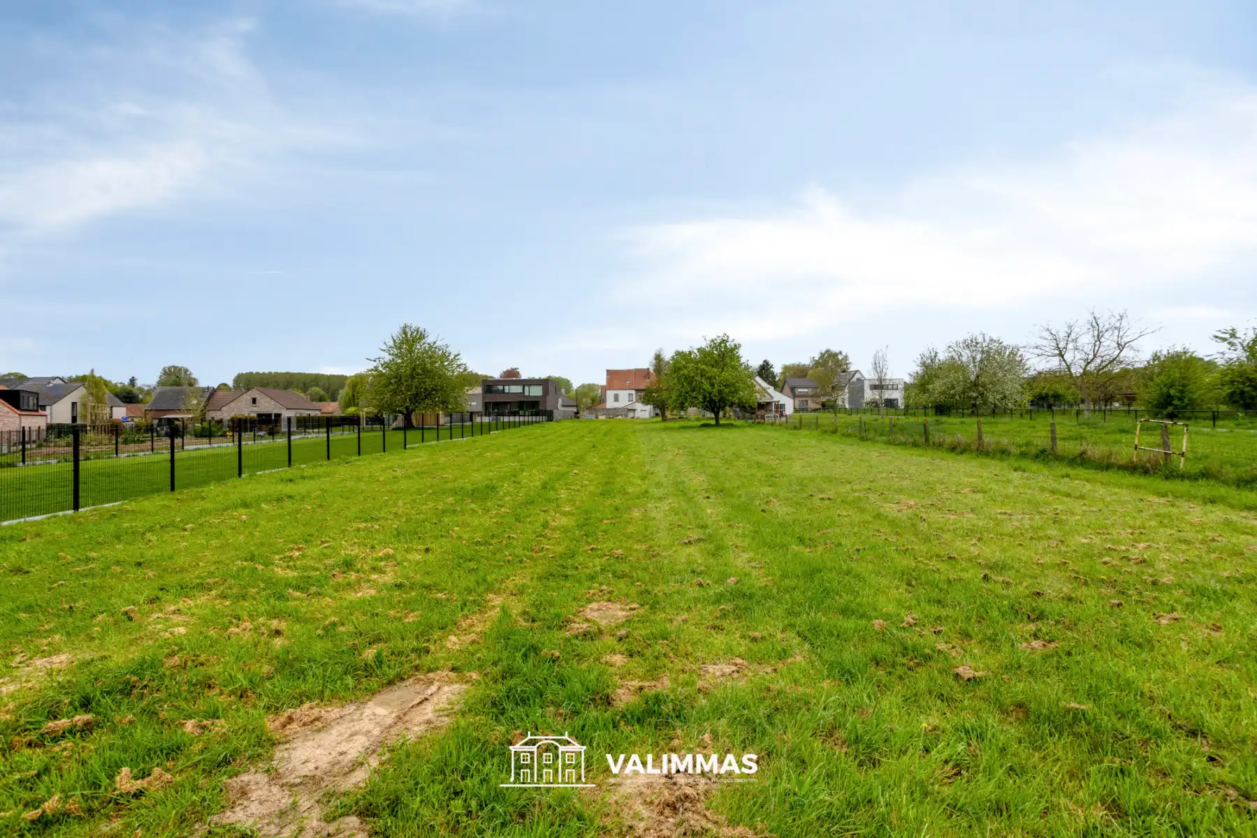 Een driegevelwoning met garage en grote tuin, op ± 26 are ! foto 22