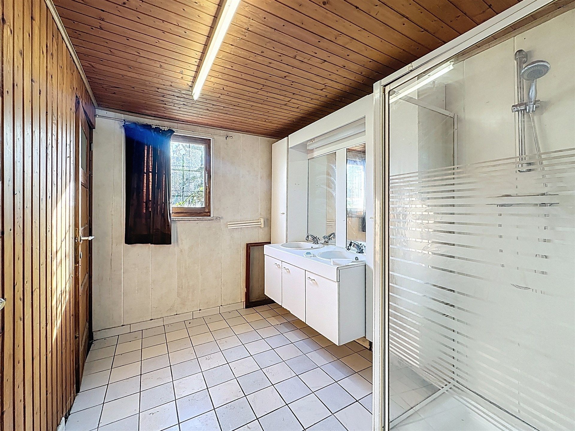 Halfopen bebouwing met 3 slaapkamers, ruime garage op perceel van 380m². foto 9