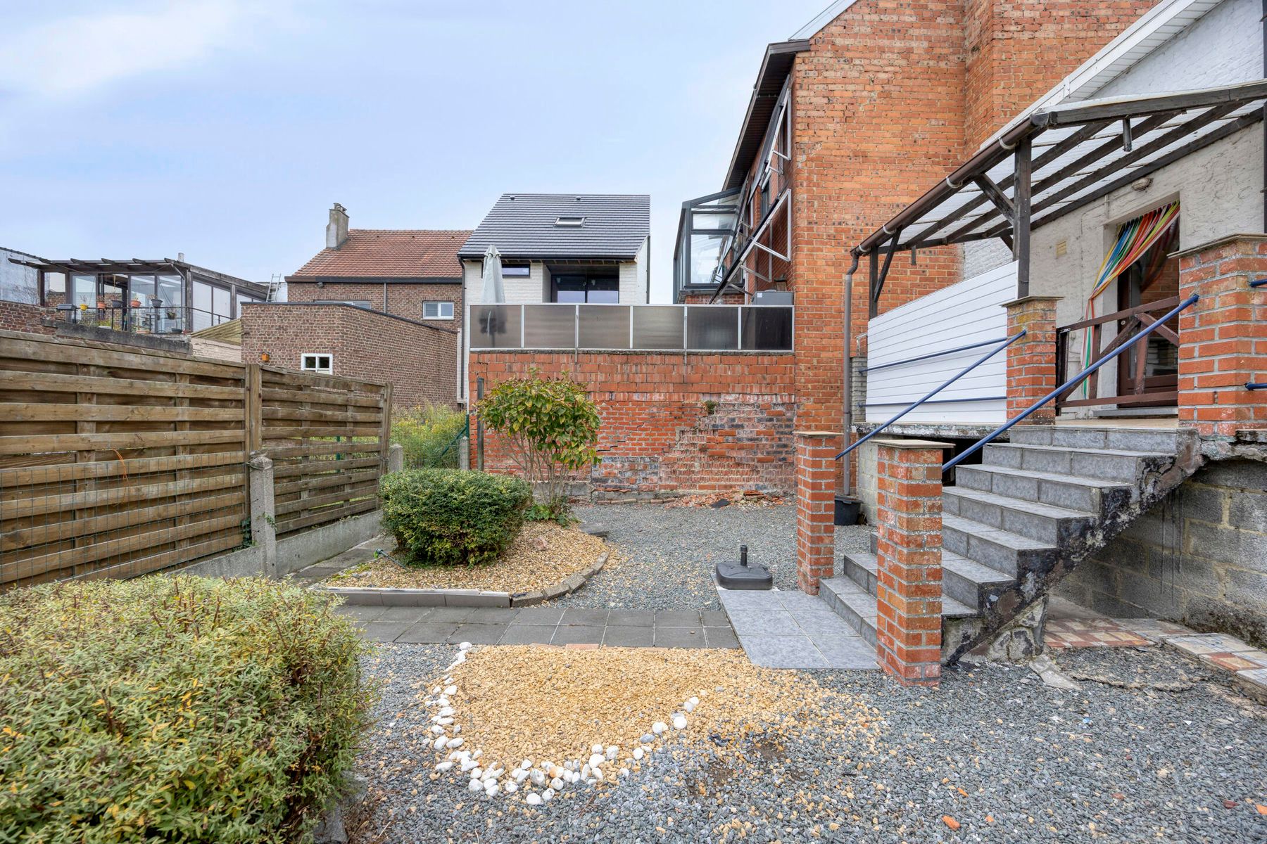 Charmante te renoveren woning met tuin foto 18