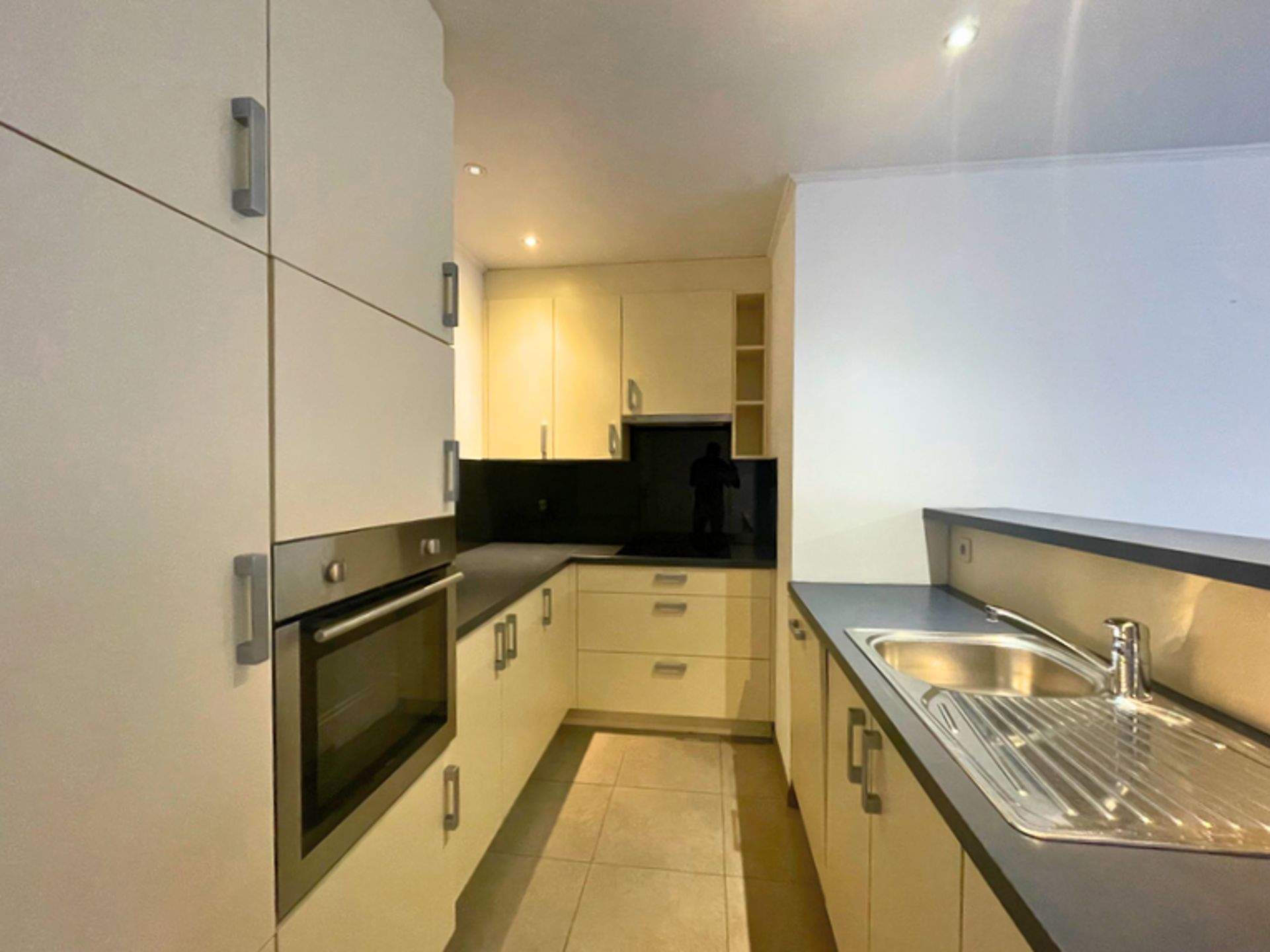 Ruim gelijkvloers appartement met tuin foto 4