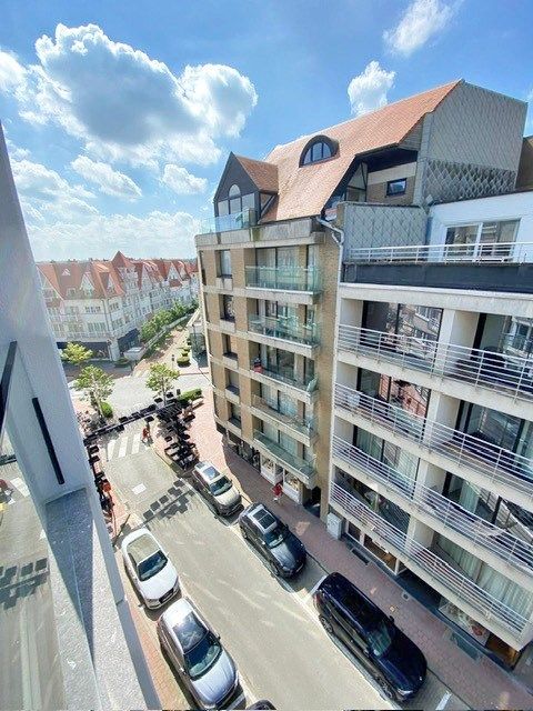 Prachtig gerenoveerd éénslaapkamerappartement in hartje Zoute op enkele passen van het Albertplein! foto 2