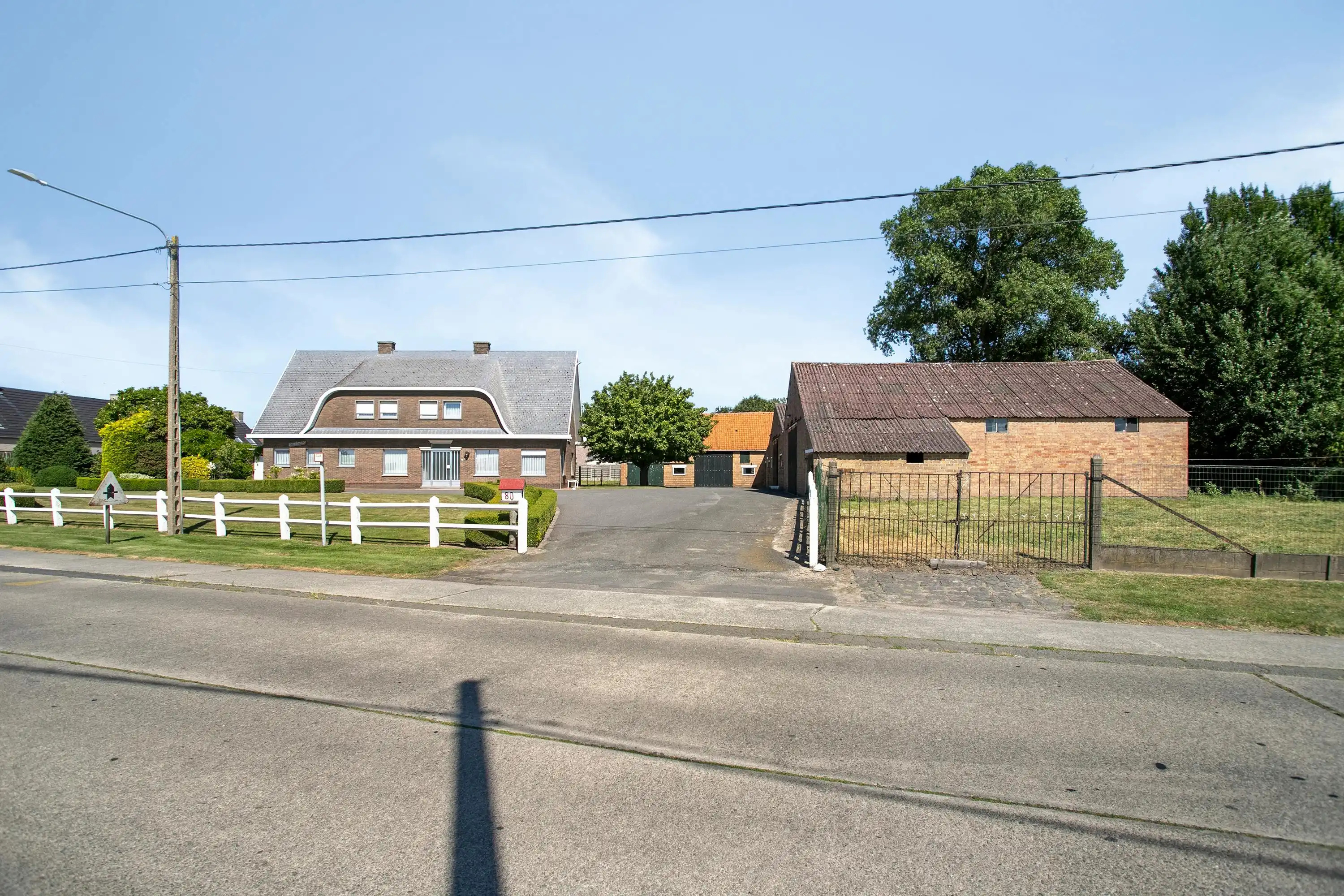 Te renoveren woning met 6 slaapkamers en loodsen te Kortemark foto 15