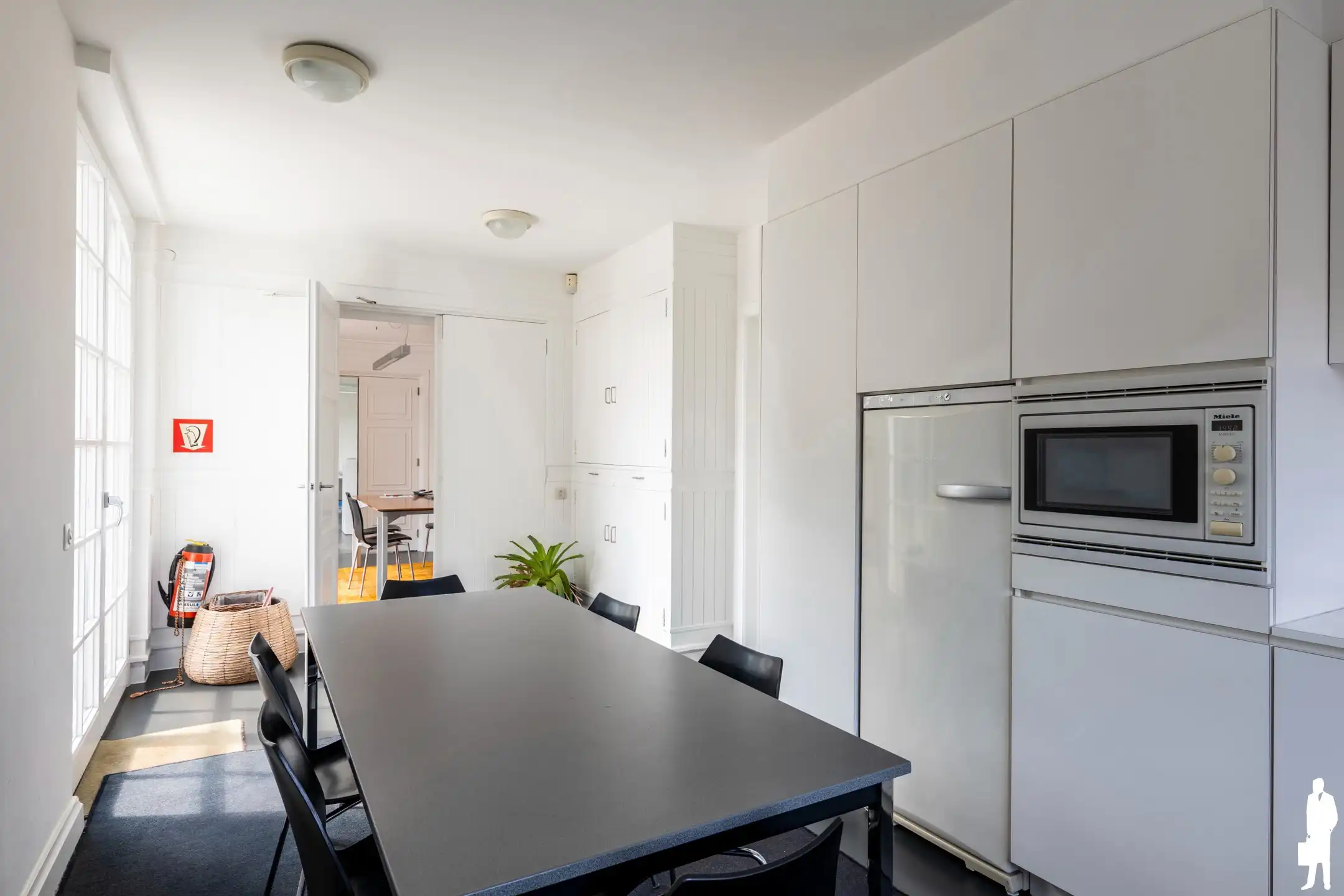 Stijlvol kantoorgebouw met tuin en 9 parkeerplaatsen foto 9