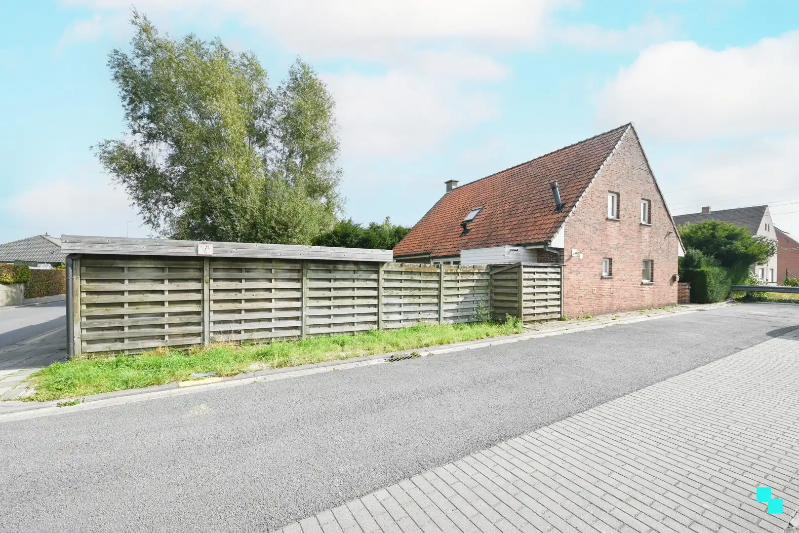 Alleenstaande, te renoveren villa in residentiële buurt foto 29