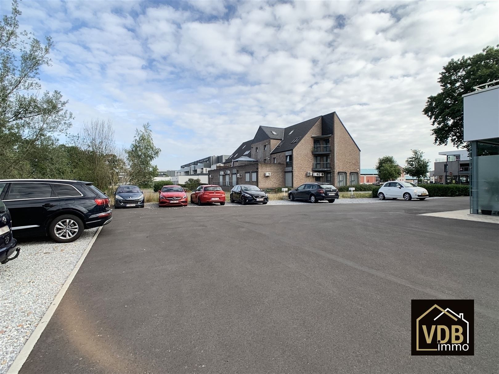 Commercieel gebouw op toplocatie geschikt voor vele doeleinden: kantoor, kleinhandel, groothandel... foto 6