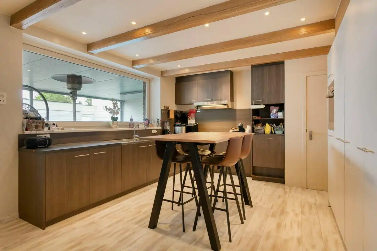 Ruime herenwoning met magazijn te koop in Deerlijk foto 6