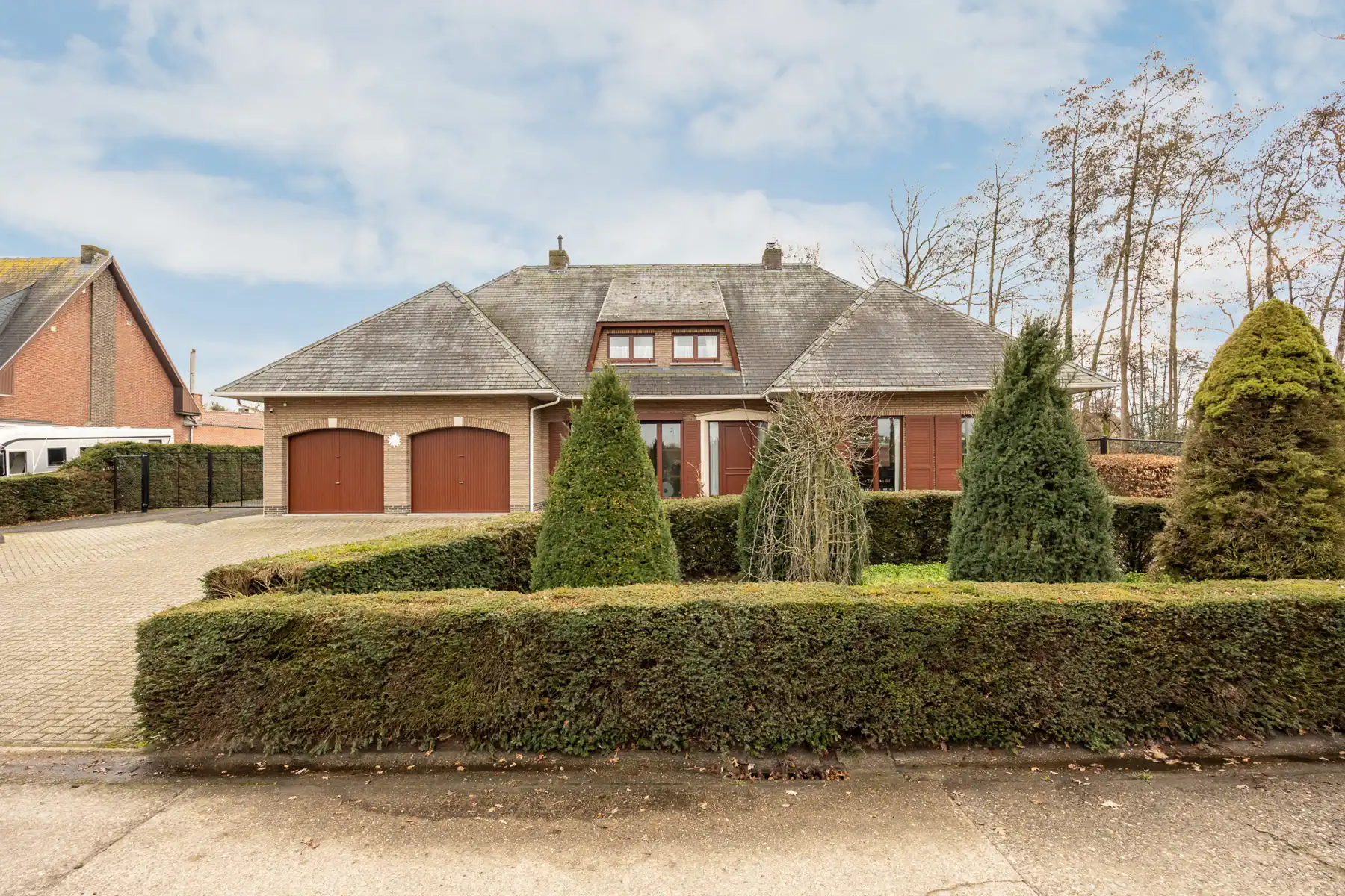 Verrassend ruime woning met 6 slaapkamers en 2 badkamers foto {{pictureIndex}}