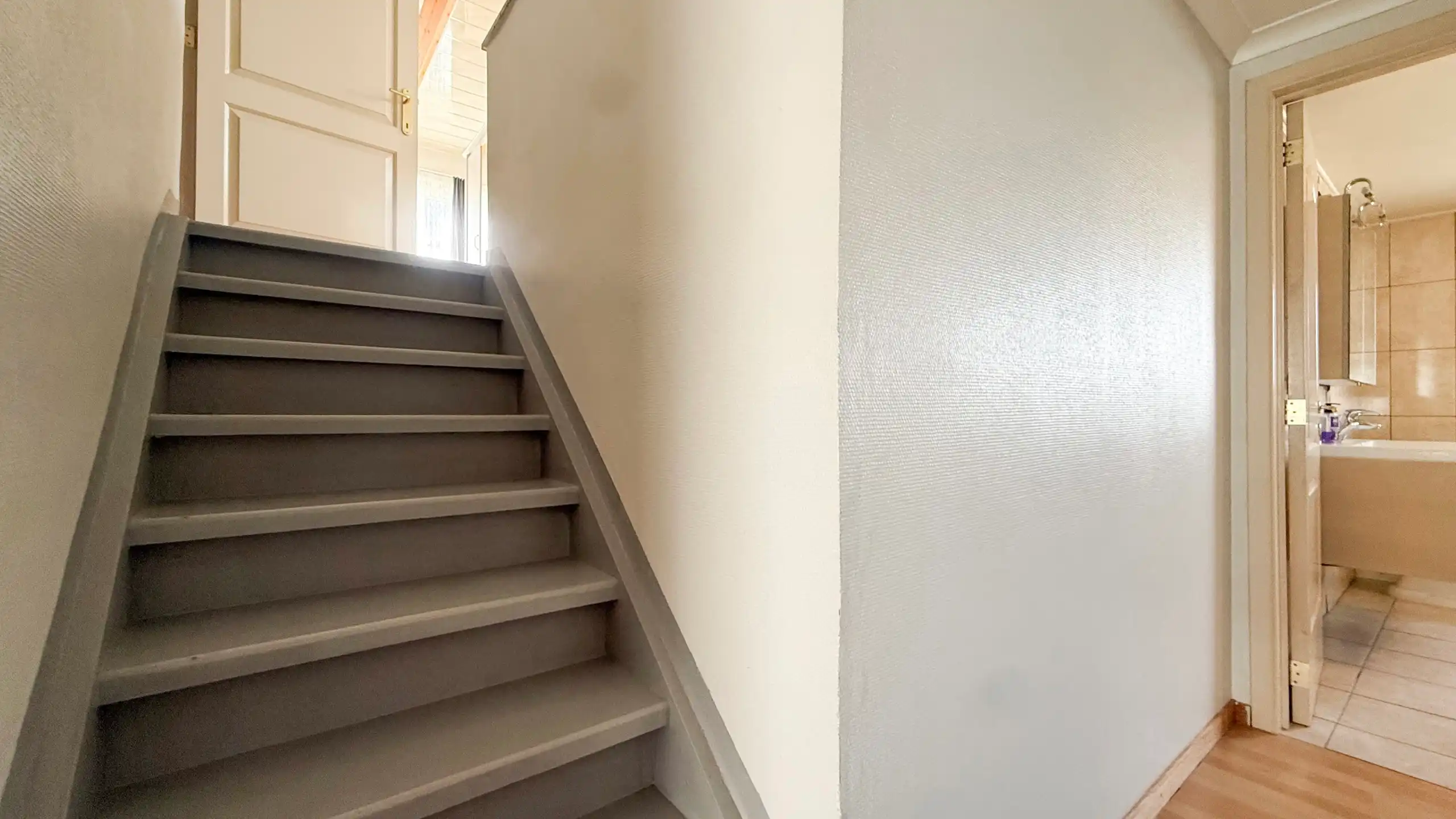 Ruime woning met 4 SLPK op een toplocatie! foto 35