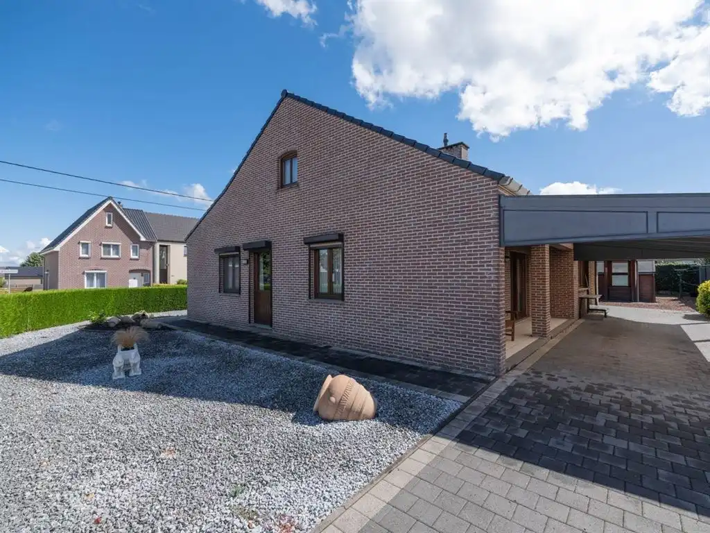 Zeer goed onderhouden vrijstaande woning met veranda en carport foto 4