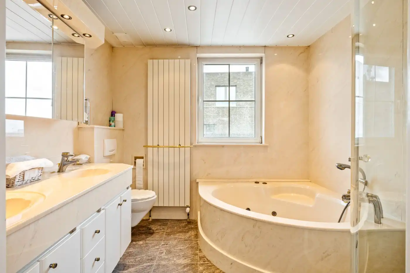 Centraal gelegen, instapklaar app. op de 7e verd. met 2 slpk., groot terras en garagebox foto 10