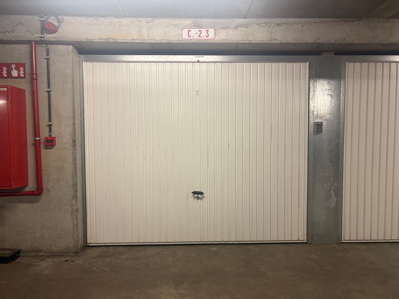 Grote afgesloten garagebox centrum Gent. foto 4