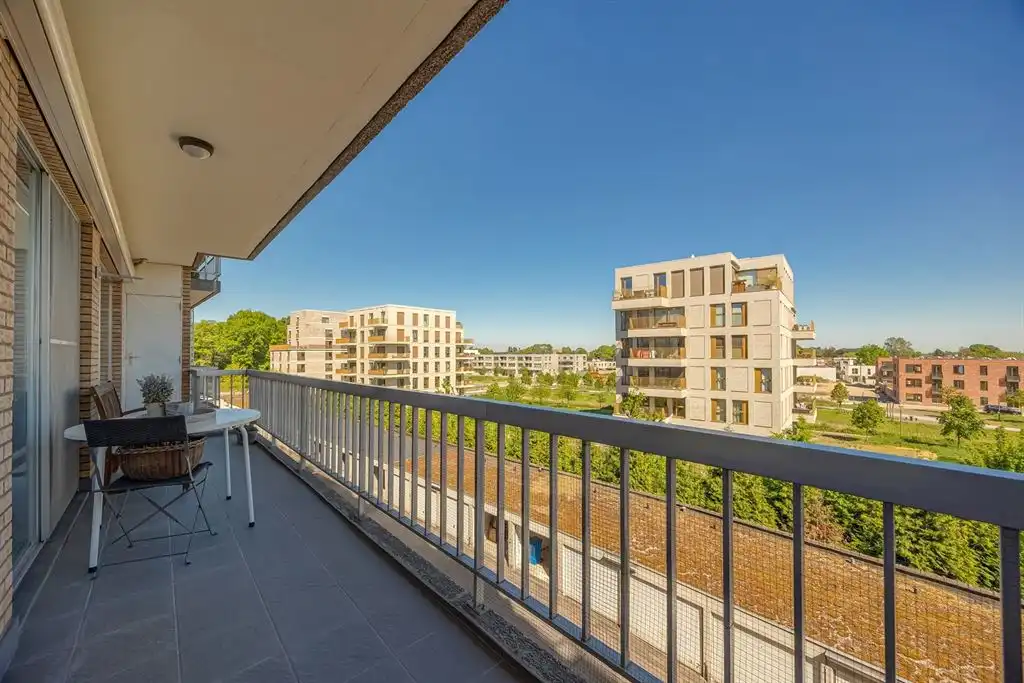 Ruim appartement boven het groen in Deurne-Zuid foto 3