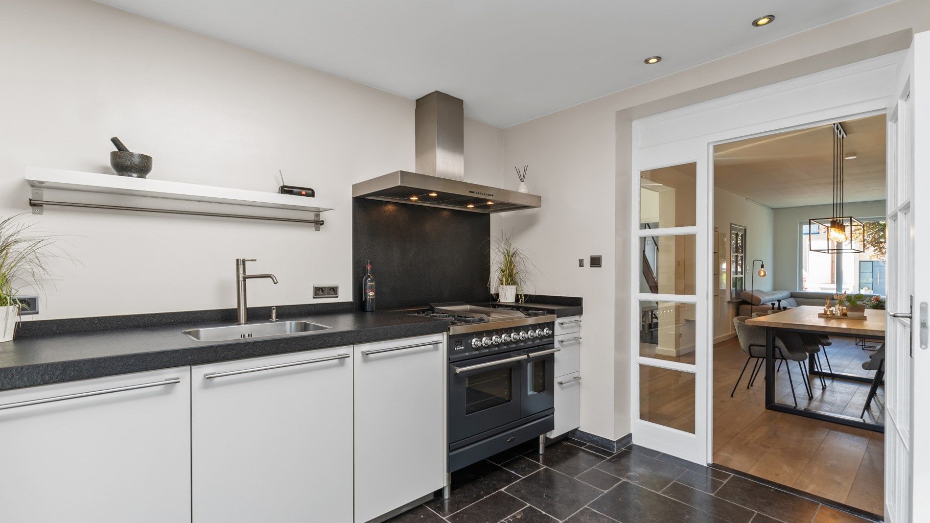 Volledig gerenoveerde, instapklare woning vlakbij Maastricht foto 14