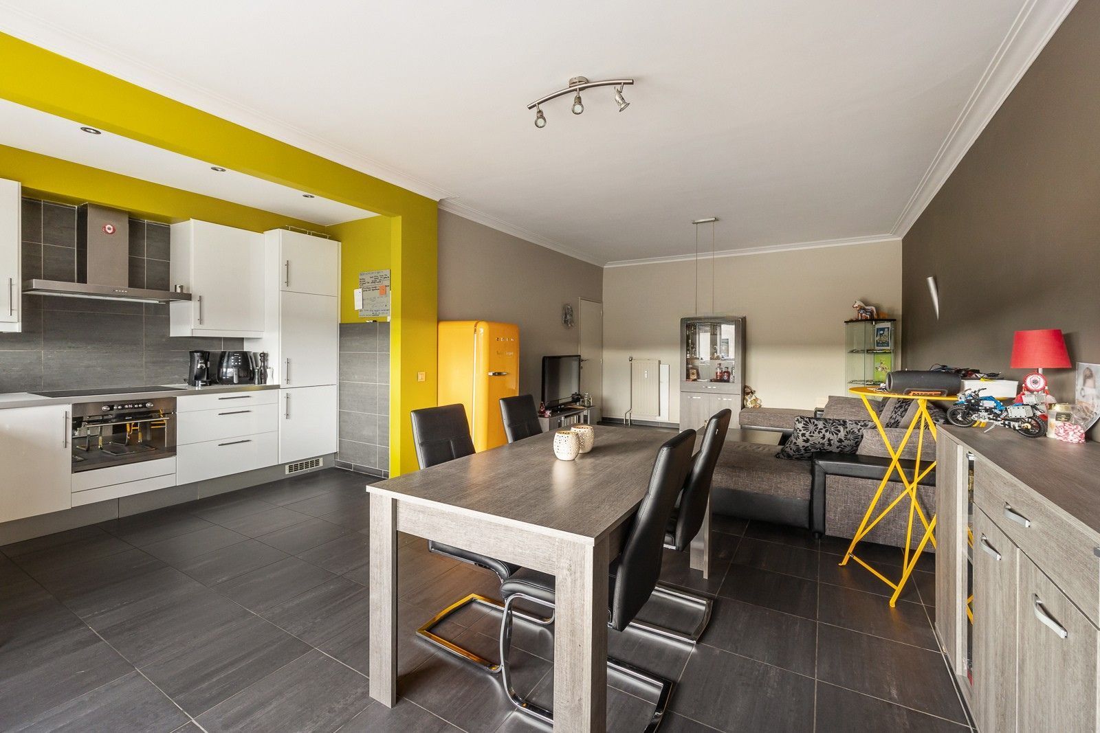 Ruim tweeslaapkamer appartement met garagebox in Hoevenen! foto 2