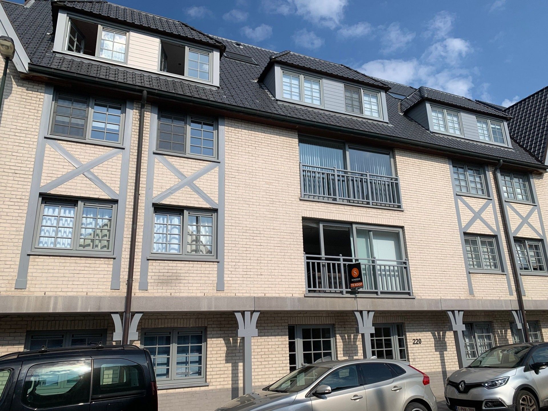 Verzorgd en instapklaar éénslaapkamerappartement te koop in het hart van De Haan, op wandelafstand van winkels, openbaar vervoer en andere voorzieningen. foto {{pictureIndex}}