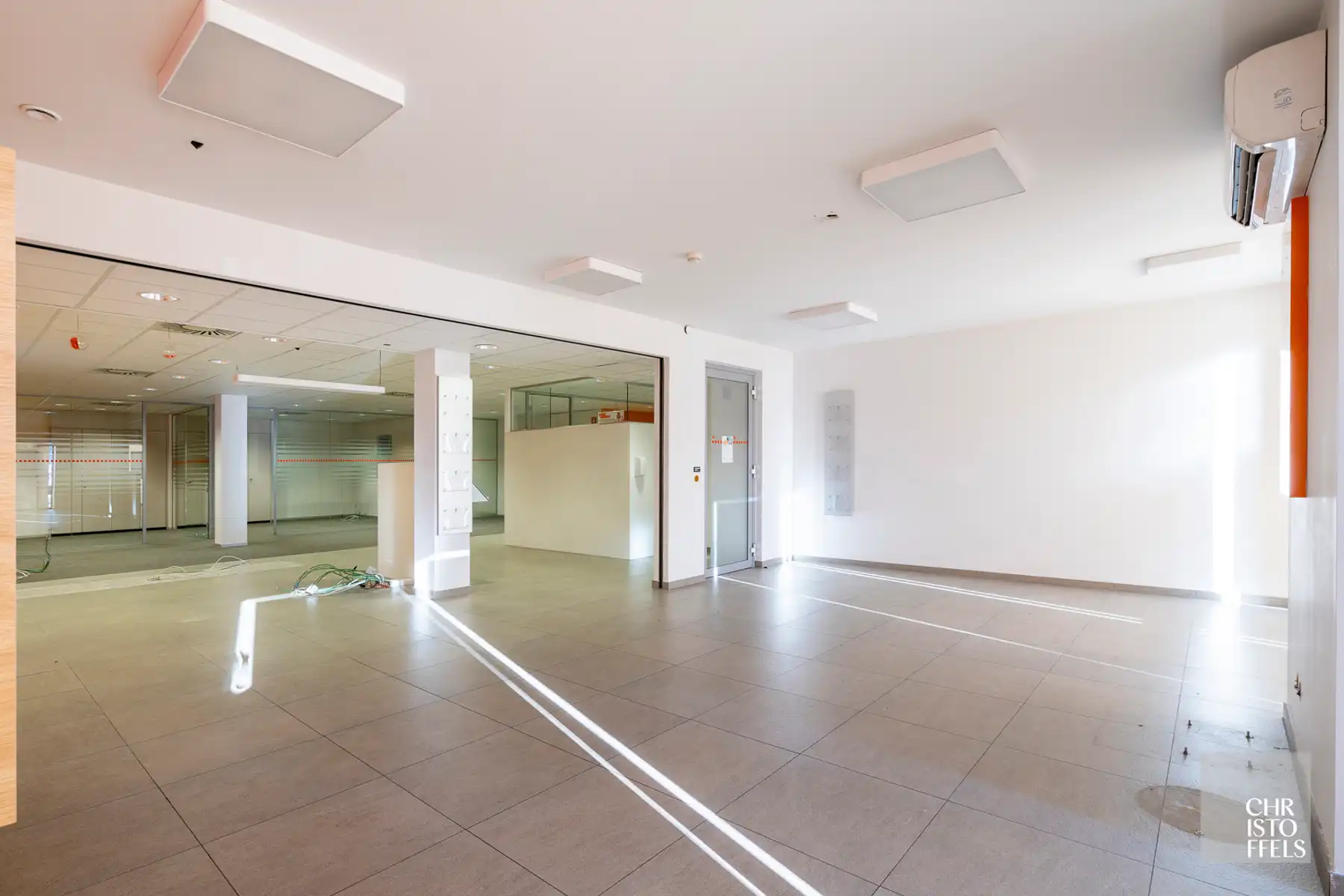 Commerciële ruimte (271m²) mét parkeergelegenheid op een strategische locatie in Lanaken! foto 2