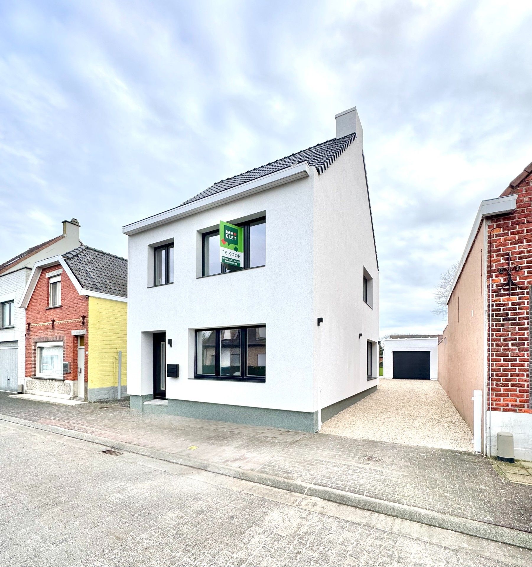 GERENOVEERDE WONING MET TUIN & GARAGE - 444 M² foto {{pictureIndex}}