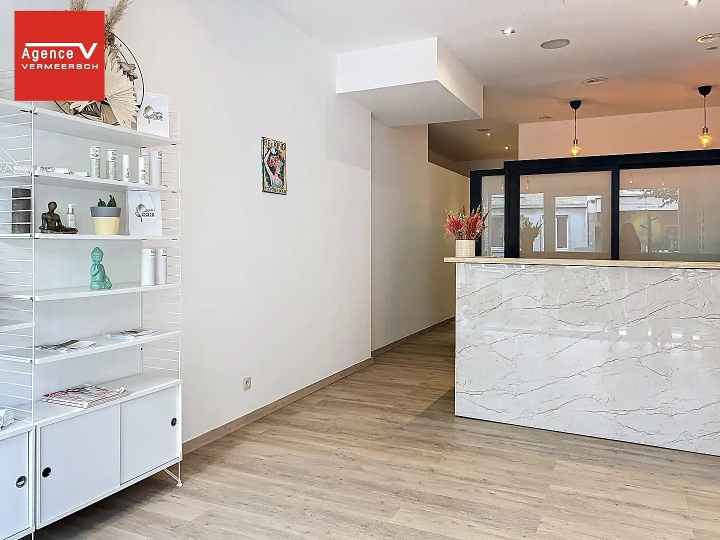 Uitstekend gelegen handelspand met authentieke gevel gelegen aan de florerende Groentemarkt.  foto 2