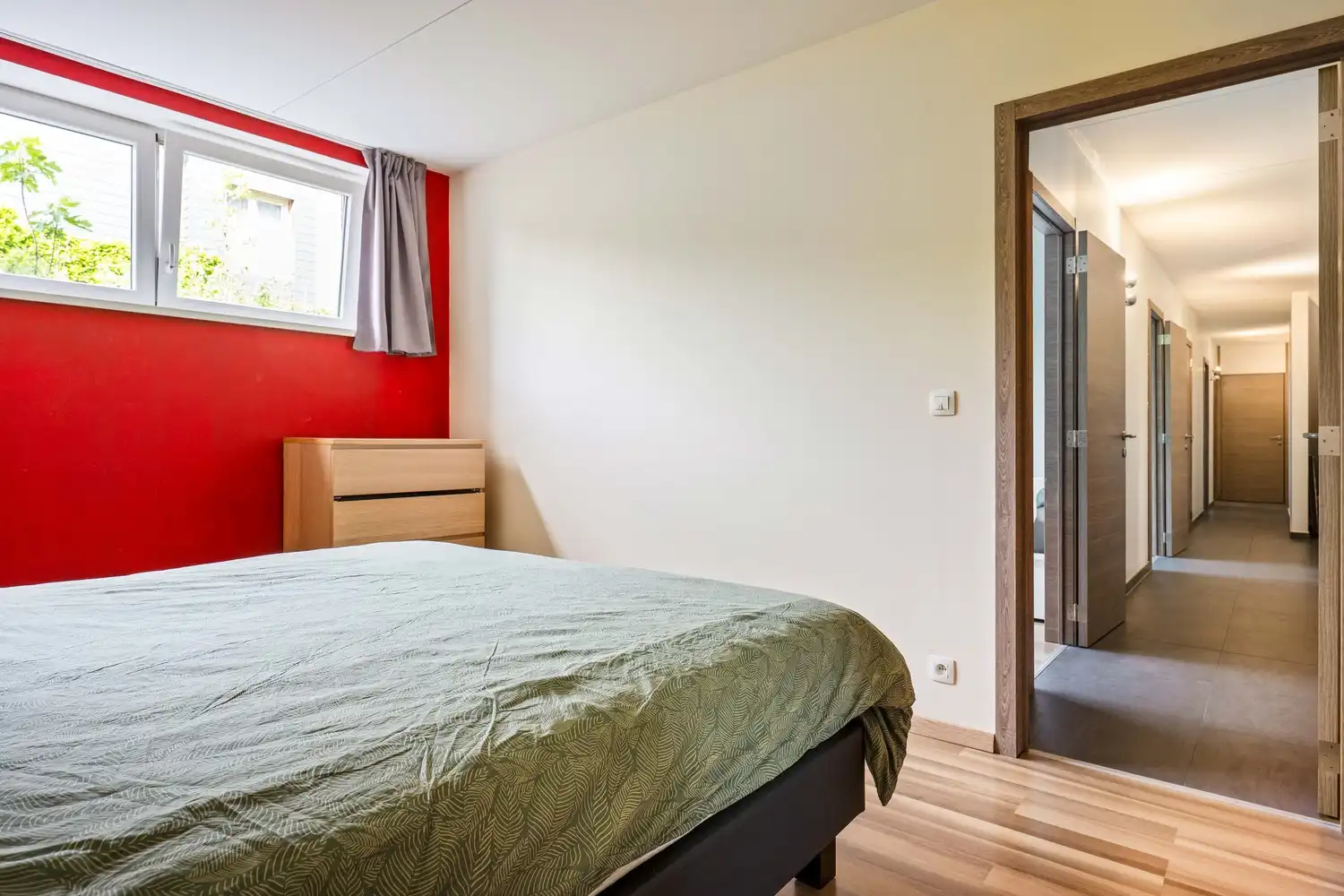 Ruim, energiezuinig appartement met souterrain, 4 slaapkamers, tuin en aanhorende grond in Wijnegem! foto 14