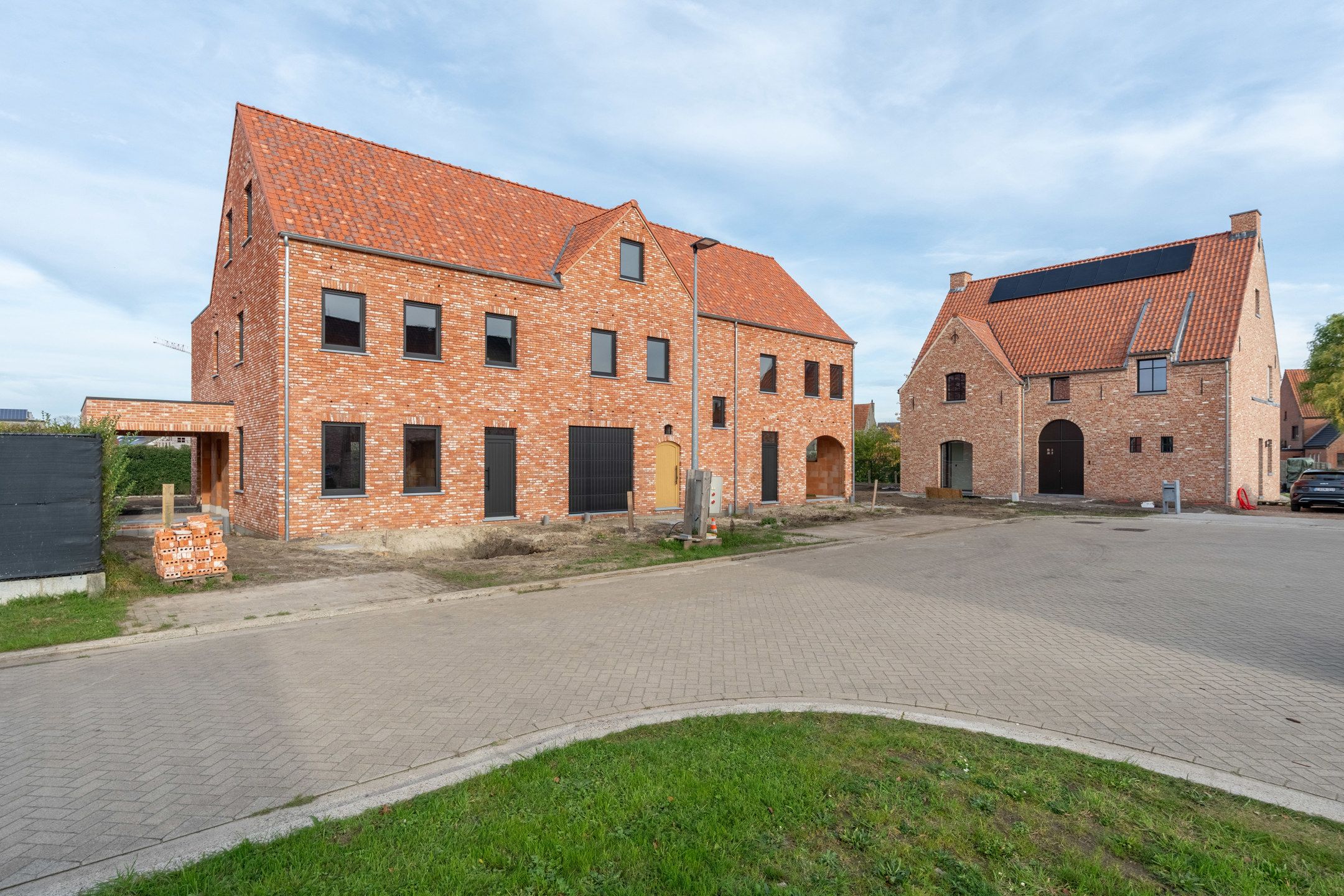 Knappe en ruime (245 m²) casco woning op gunstige ligging foto 2