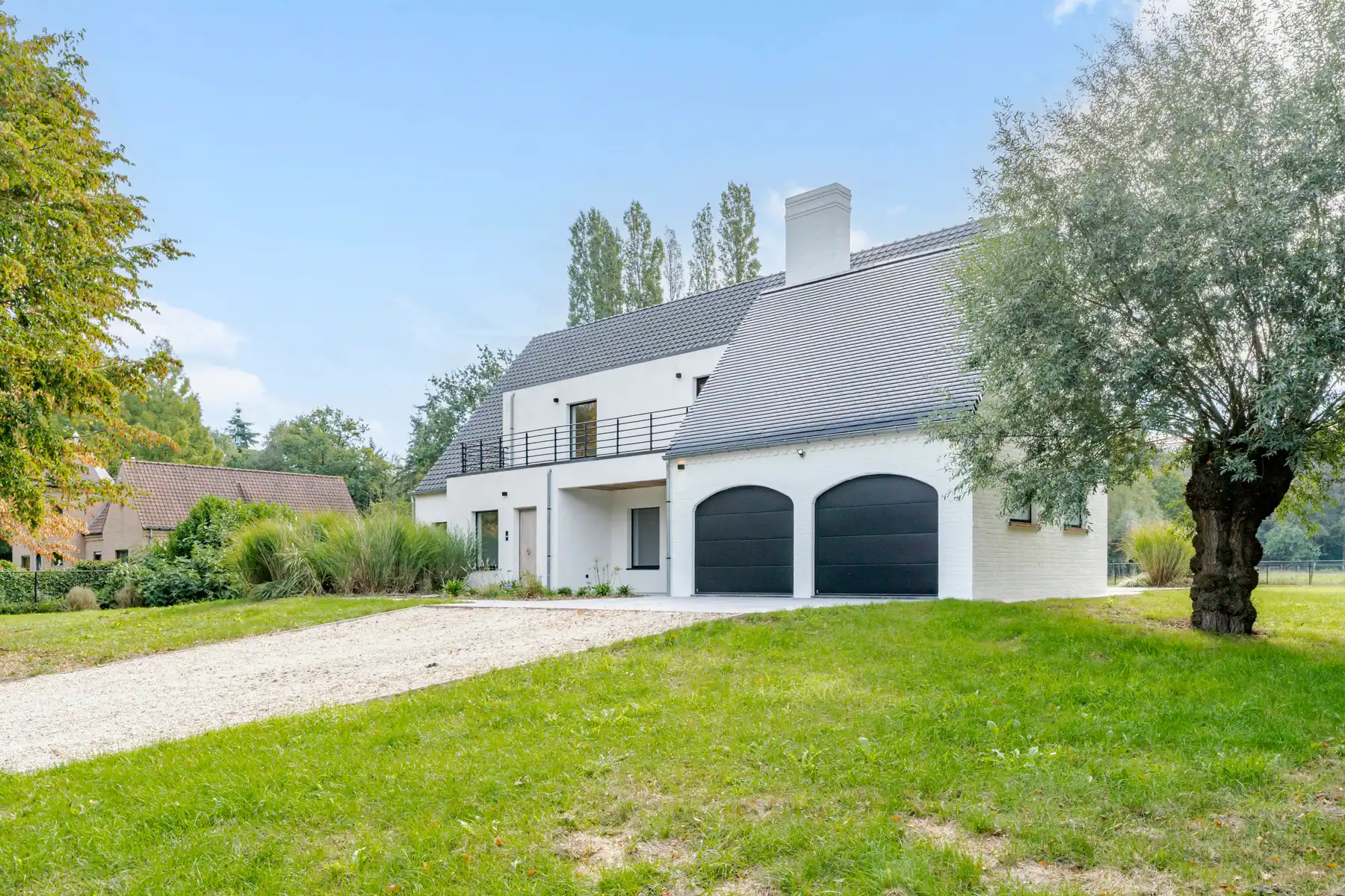 Gerenoveerde villa in een groene omgeving nabij alle invalswegen foto 2