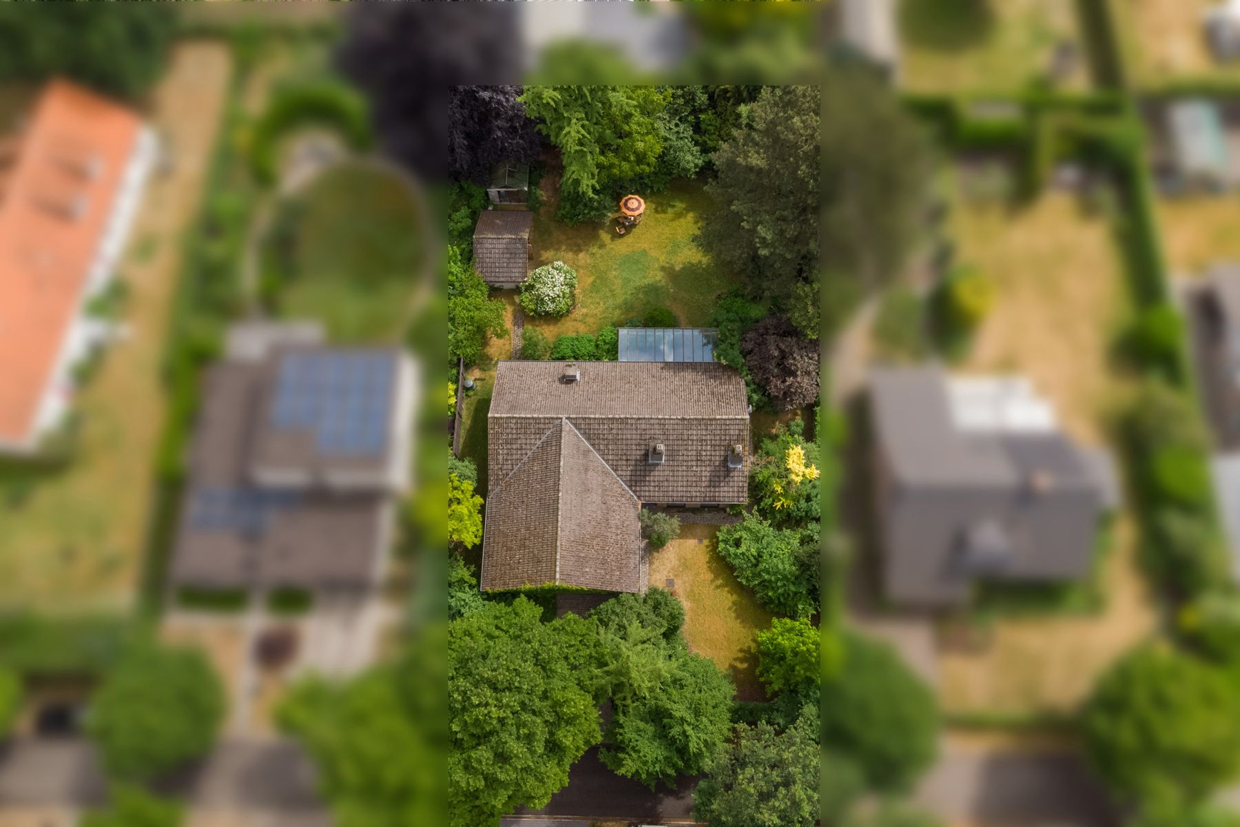 Hoofdfoto van de publicatie: Rustig gelegen laagbouwvilla met 3 slpk en garage