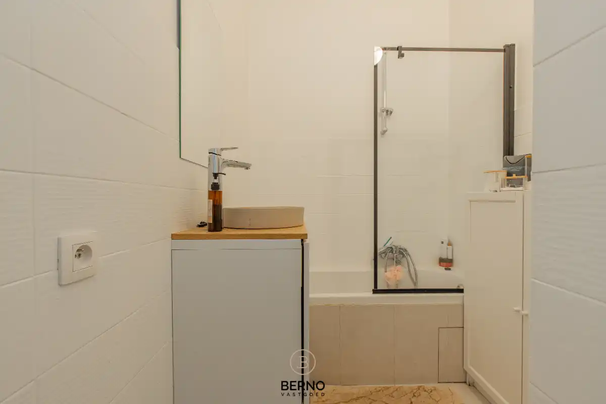 Gerenoveerd gelijkvloersappartement foto 9