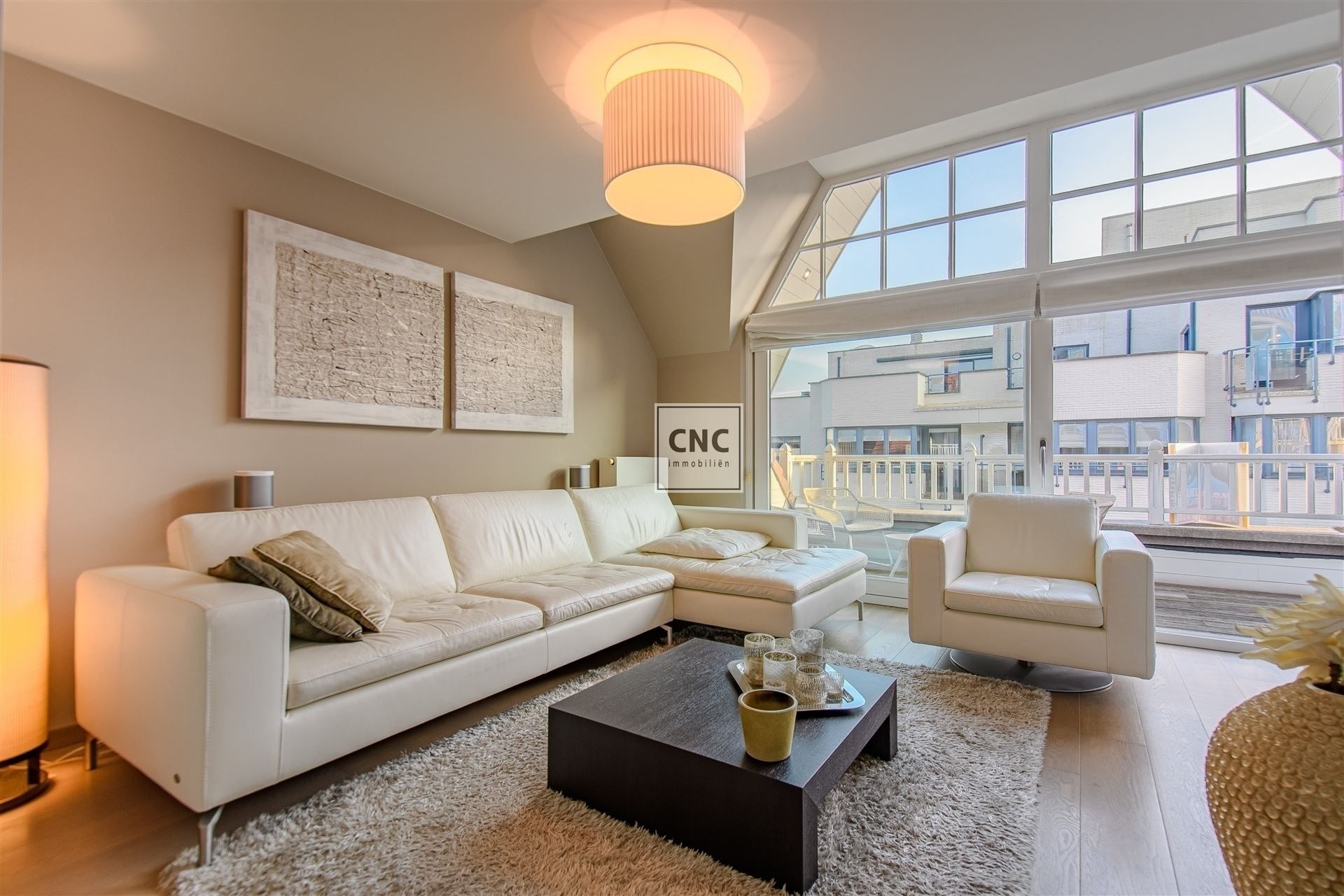 Prachtig afgewerkt en lichtrijk duplex-appartement in het hart van Knokke, gelegen aan de zonnekant van de Zoutelaan, vlakbij de Lippenslaan. foto 5