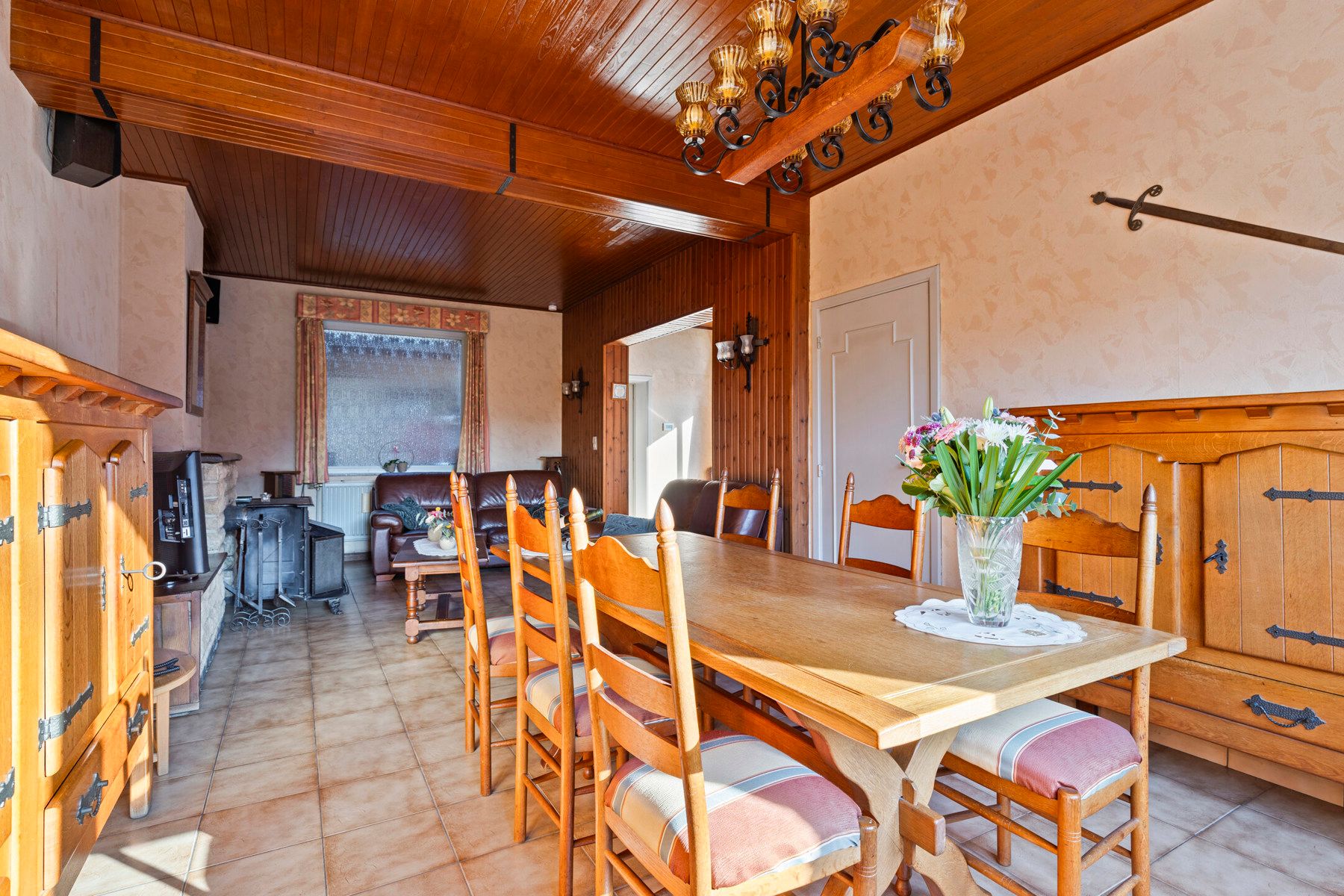 Gezinswoning met 4 slaapkamers, 2 badkamers, garage en tuin foto 2