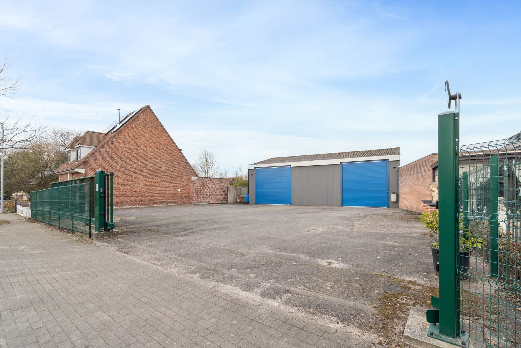 Werkplaats/magazijn van ongeveer 160 m² gelegen te Merelbeke. foto {{pictureIndex}}