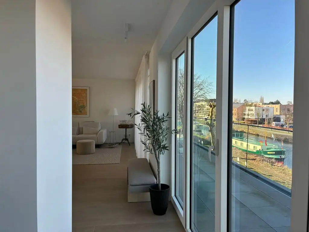 Nieuwbouw dakappartement met zicht op de vaart  foto 2