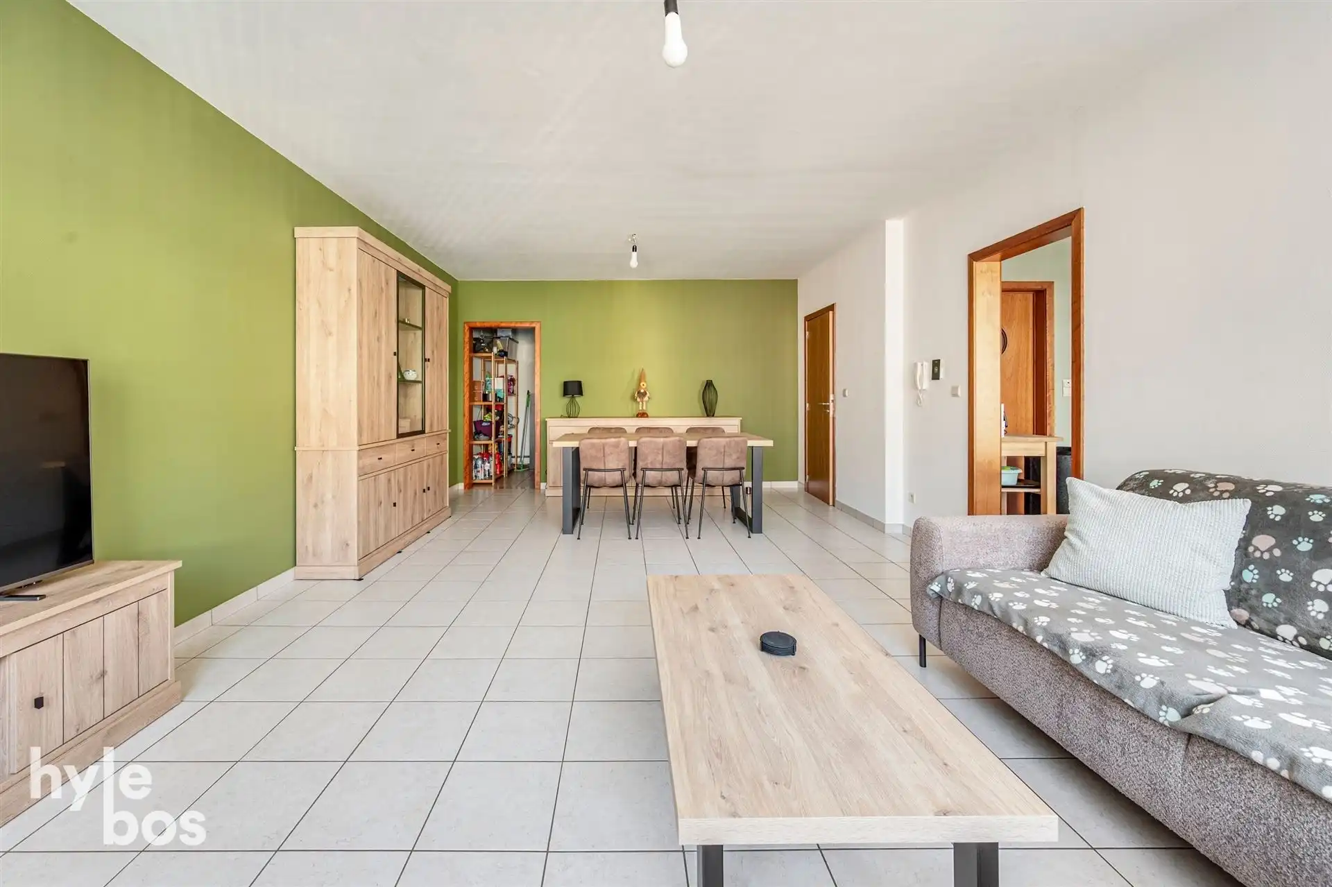 Ruim en centraal gelegen appartement met garage foto 3