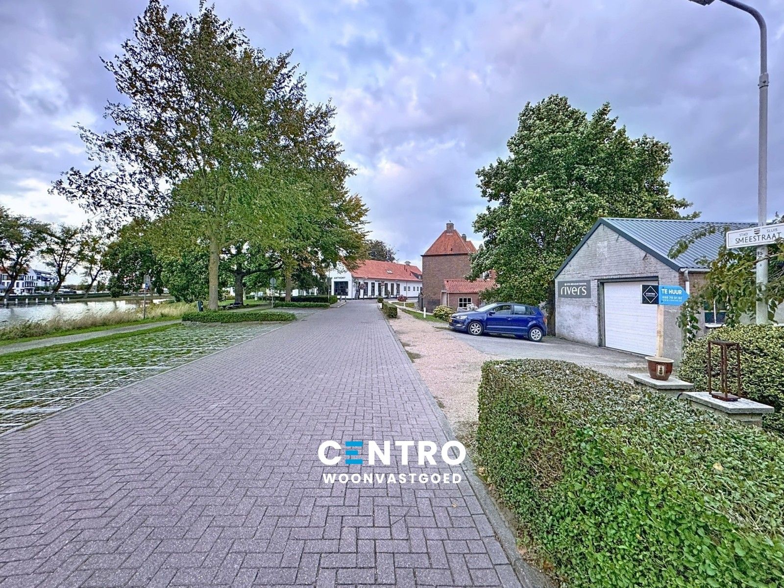 RUIME garage op INTERESSANTE ligging te Sluis! foto {{pictureIndex}}