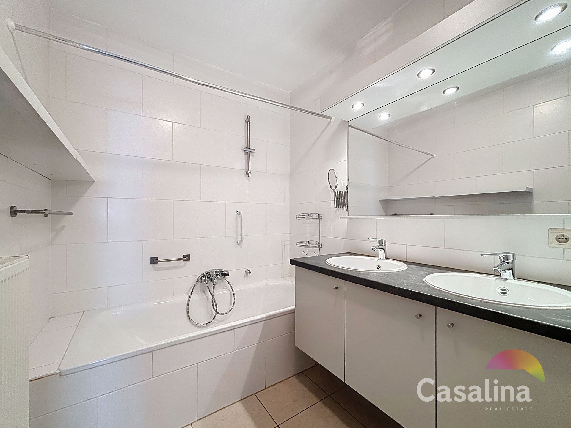 Ruim drie slaapkamer appartement te huur  foto 12