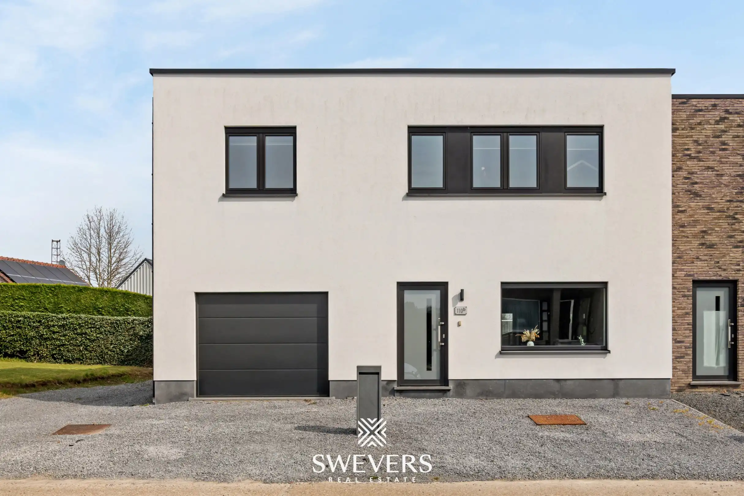 Modern wonen met garage en 3 volwaardige slaapkamers foto {{pictureIndex}}
