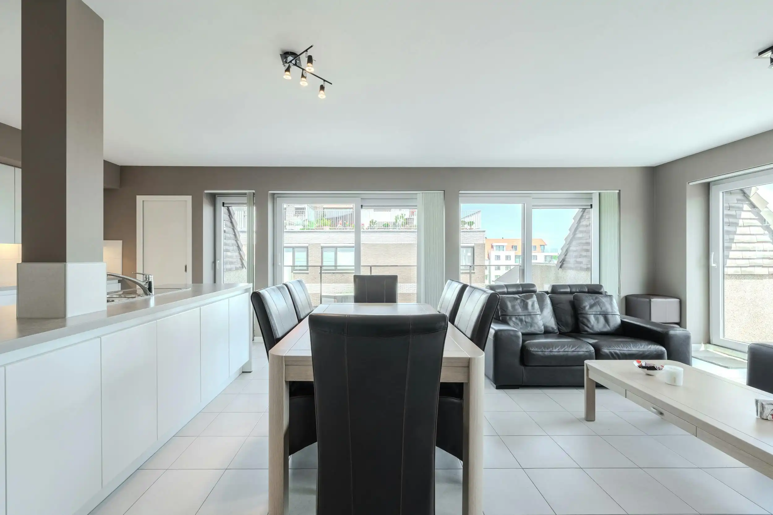 Lichtrijk hoekappartement met grote terrassen te koop op topligging! foto 8