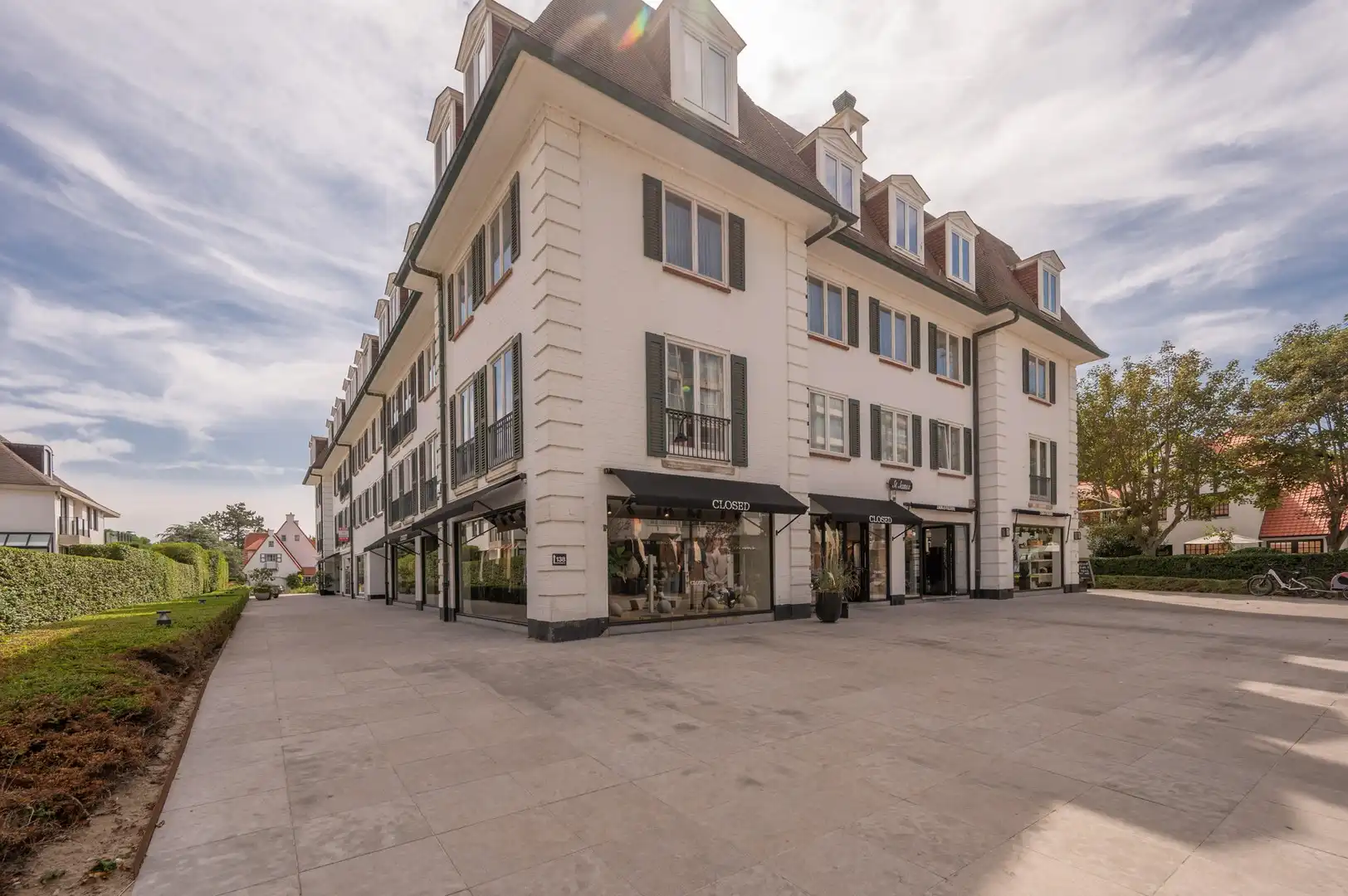 Lichtrijke pied-à-terre op een absolute toplocatie in het hart van het Zoute. foto {{pictureIndex}}