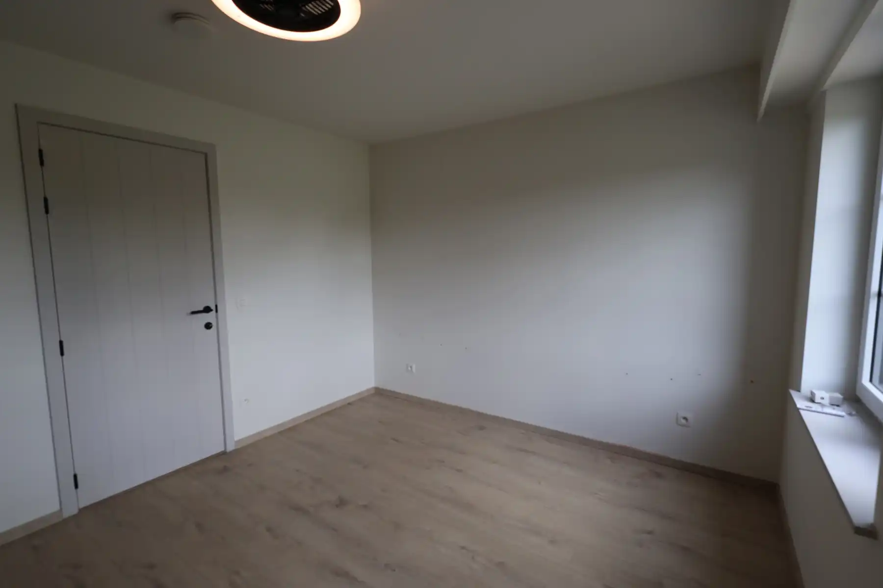 Een ruime nieuwbouwwoning met 3 slaapkamers, terras, tuin en garage.  foto 9