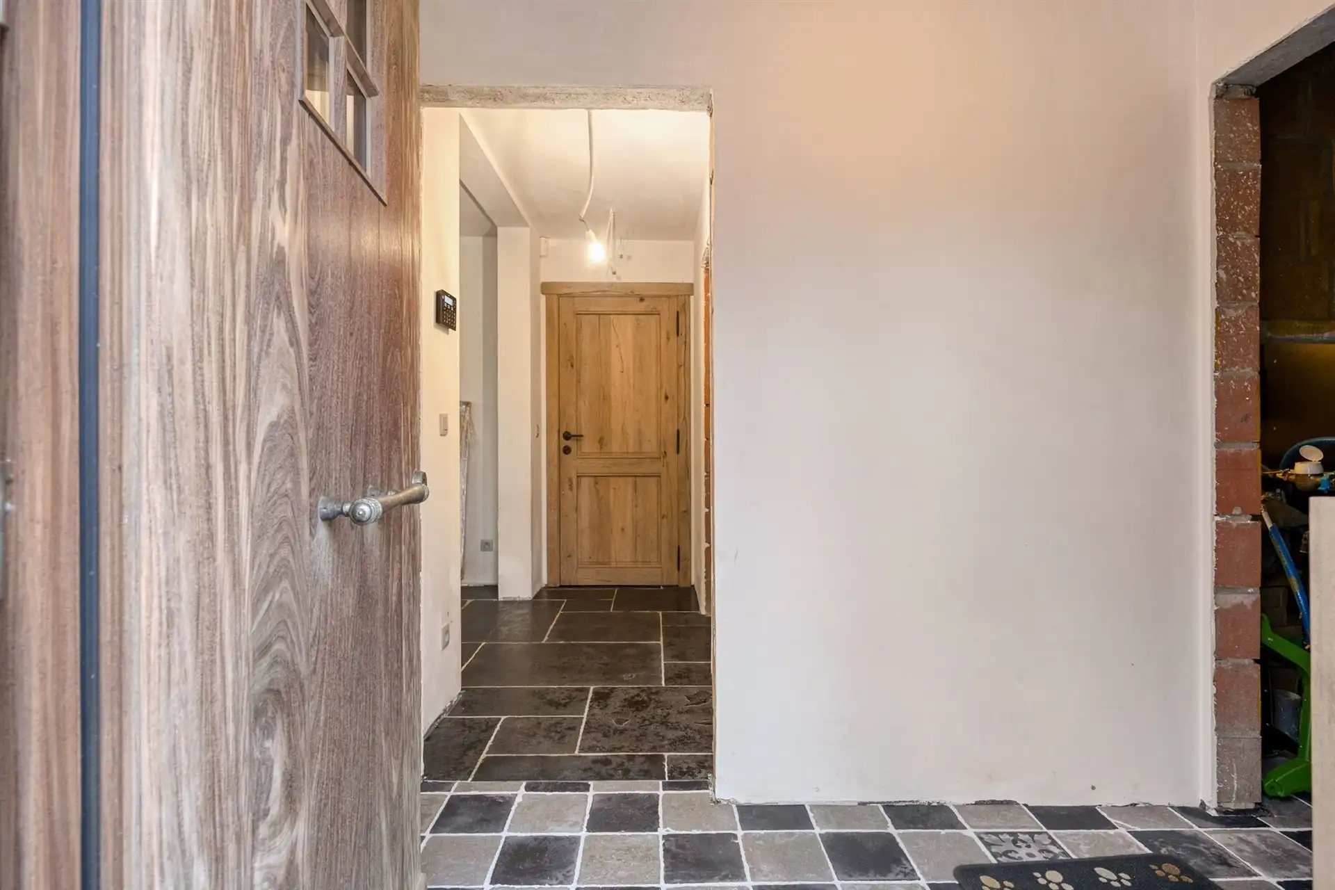 Volledige gerenoveerde woning met loods foto 22