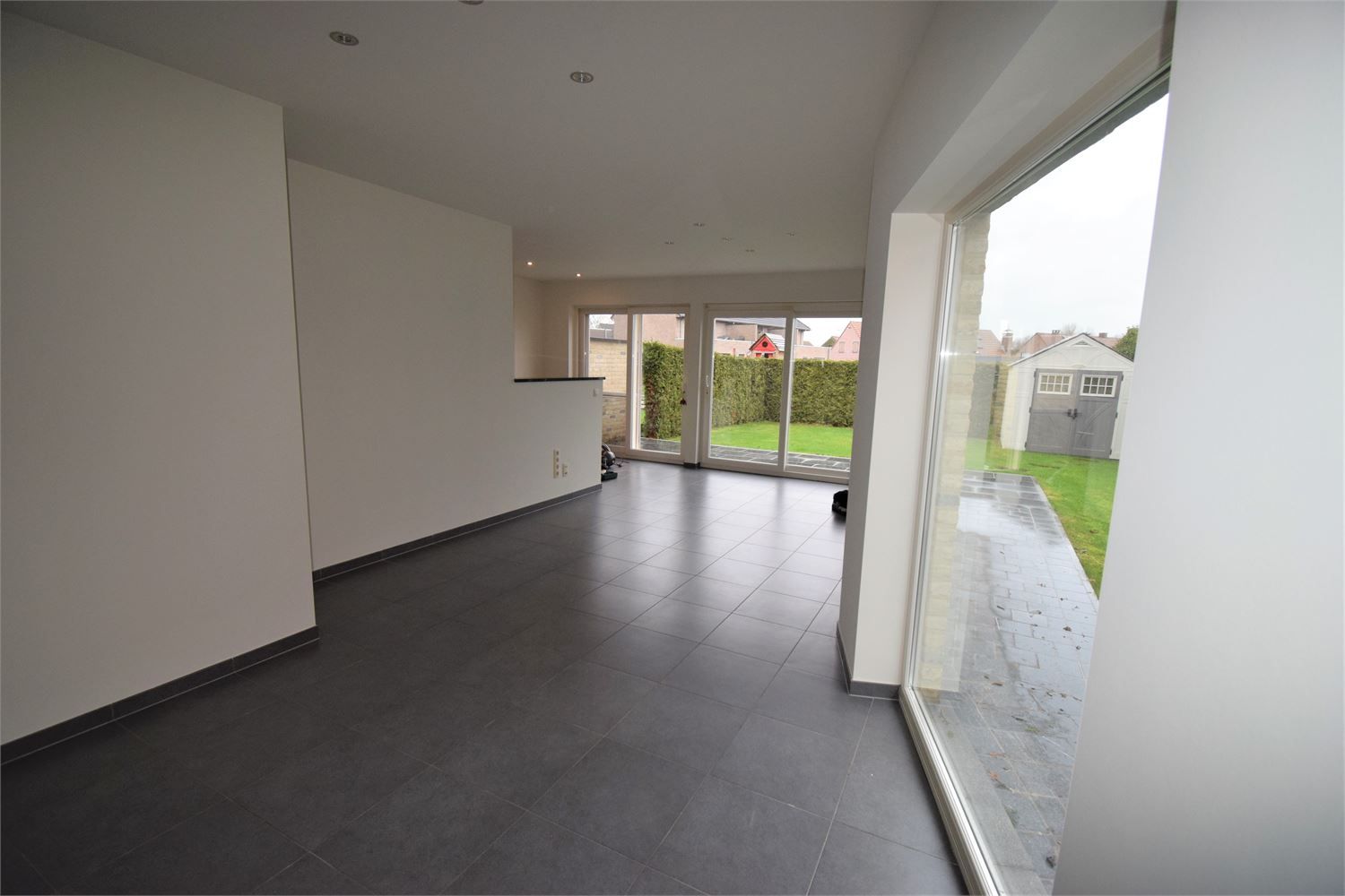 Halfopen bebouwing met drie slaapkamers, garage en tuin foto 4