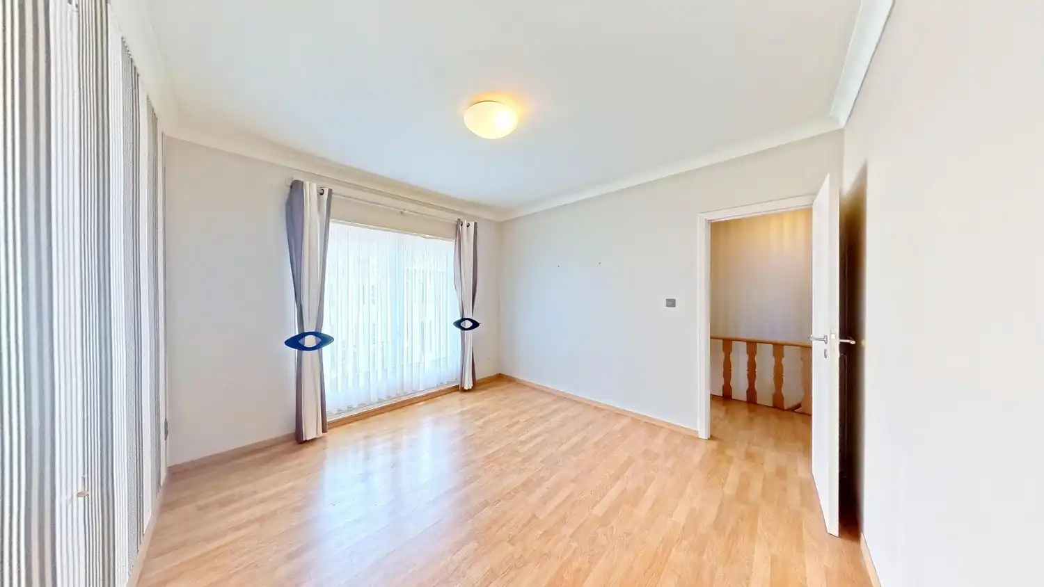 Ruime halfopen woning met garage te koop! foto 11