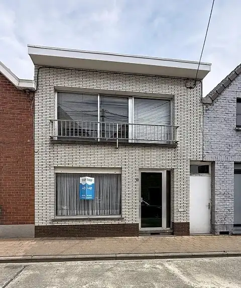 Centraal gelegen te renoveren ruime woning foto {{pictureIndex}}